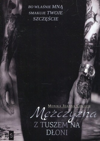 Mężczyzna z tuszem na dłoni