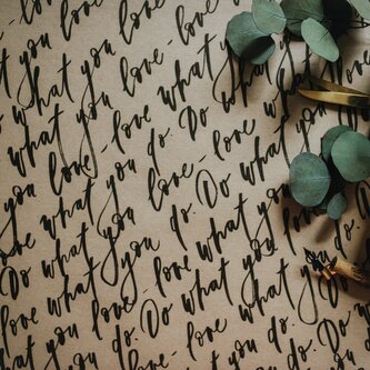 Be Nice Balicí papír Písmo hnědé 68 x 47 cm