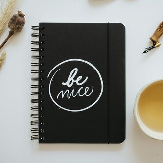 Be Nice Papírový blok černý linkovaný boční vazba A4/A5 A5 - 16 x 21 cm