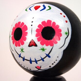 LOS MUERTOS - dřevěná figurka na pružině
