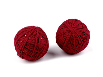 Klubíčko příze / baňka k zavěšení na stromek Ø8 cm - 2 ks - 2 červená tmavá
