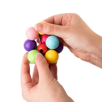 Piłka z kolorowych połączonych kulek, Trendhaus