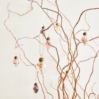 Závěsná velikonoční dekorace | NEVES | barevná vajíčka s květy 9 ks | 3x5 cm | 878928