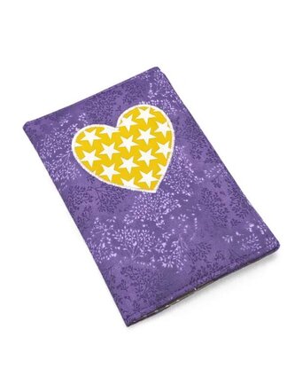 Obal na očkovací a zdravotní průkaz dítěte - Srdce a žluté hvězdy Obal na očkovací a zdravotní průkaz dítěte - Srdce a žluté hvězdy