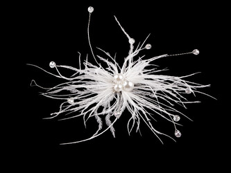 Péřová brož s perlami a broušenými korálky - 1 ks - 1 bílá