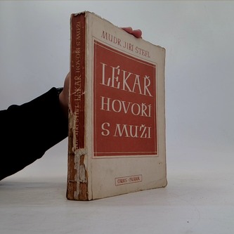 Lékař hovoří s muži