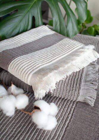 RĘCZNIK Z FRĘDZLAMI FALA 50X90 FROTTE SZARY 500 gsm BAW.