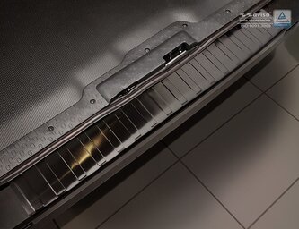 Ochranná lišta hrany kufru Nissan NV300 2016- (tmavá, matná) Ochranná lišta hrany kufru Nissan NV300 2016- (tmavá, matná)