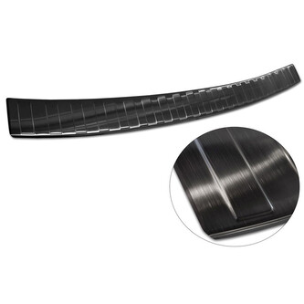 Ochranná lišta hrany kufru Škoda Karoq 2022- (po faceliftu, tmavá, matná) Ochranná lišta hrany kufru Škoda Karoq 2022- (po faceliftu, tmavá, matná)