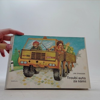 Troubí auto za námi