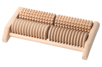 Dřevěný masážní strojek na chodidla