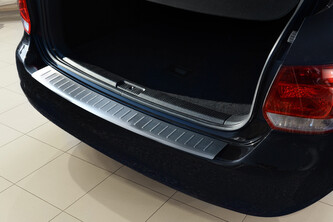 Ochranná lišta hrany kufru VW Golf V. 2007-2009 (combi, matná) Ochranná lišta hrany kufru VW Golf V. 2007-2009 (combi, matná)
