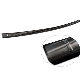 Ochranná lišta hrany kufru Suzuki S-Cross 2022- (tmavá, matná) Ochranná lišta hrany kufru Suzuki S-Cross 2022- (tmavá, matná)