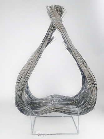 Proutěné šedé srdce na kovovém podstavci 41 x 60 cm