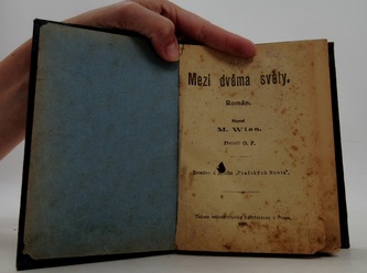 Mezi dvěma světy