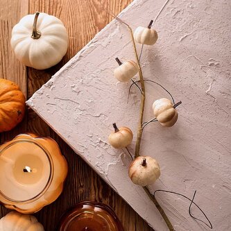 Gałązka sztuczna | AUTUMN AURA | dynie ecru | 64cm | 707544