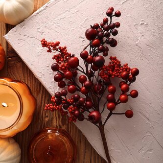 Gałązka sztuczna | RUBI | w bordowo-czerwone kuleczki | 45 cm | 704390