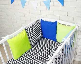 Baby Nellys Polštářkový mantinel s povlečením - trojúhelníčky, černá/modrá/zelená; černá; bavlna,hypoalergenní duté vlákno