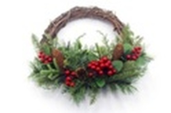 Wianek 30 cm świąteczny na sztywnej obręczy z gałązek świerkowych i czerwonymi kulkami