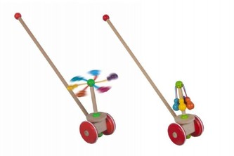 Strkadlo kolotoč tlačící dřevo 56cm na kolečkách s tyčkou