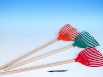 Hrábě na listí s dřevěnou rukojetí 60cm asst 3 barvy nářadí