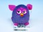 Furby plyš 20cm fialový na podstavci