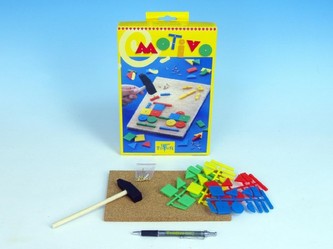 Motivo dřevěná podložka korková s kladívkem v krabičce