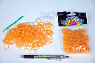 Udělej si svůj náramek - gumičky 250ks metalicky oranžové s doplňky v sáčku 12ks v PLP