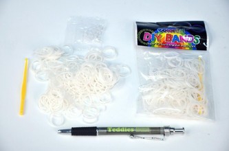 Udělej si svůj náramek - gumičky 250ks bílé s doplňky v sáčku 12ks v PLP