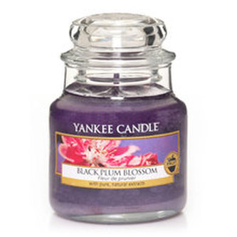 Svíčka ve skleněné dóze Yankee Candle Květ černé švestky, 104 g