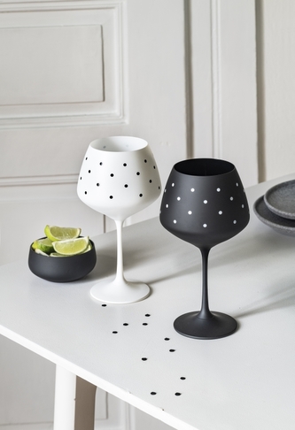 Sklenice na víno 580 ml 2 ks LOVELY DOTS černá + bílá