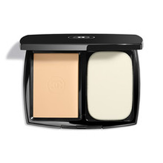 Chanel Dlouhotrvající kompaktní make-up (Ultrawear All-Day Comfort Flawless Finish Compact Foundation) 13 g Odstín B60 woman