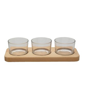 Tři skleněné mističky na dřevěném tácku