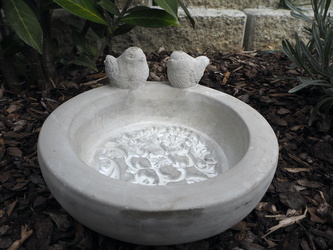 Pítko pro ptáčky z betonu