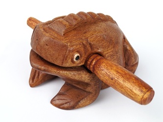 Hrající dřevěná žába světlá 12 cm