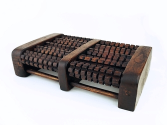 Dřevěná masážní podložka na nohy Spinner 31 x 19 cm