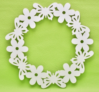 Dřevěný věnec Motýlci 34 cm