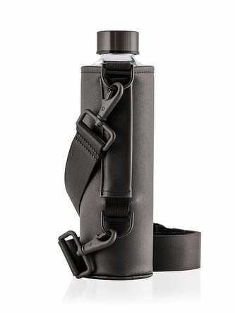 EQUA Mismatch Crossbody Jet 750 ml designová luxusní ekologická skleněná lahev na pití s obalem z umělé kůže přes rameno