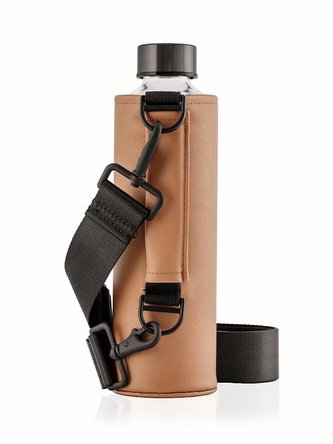 EQUA Mismatch Crossbody Maple 750 ml designová luxusní ekologická skleněná lahev na pití s obalem z umělé kůže přes rameno