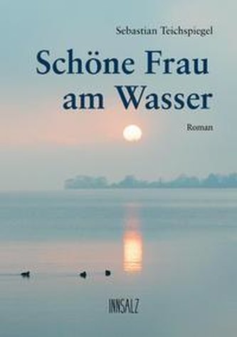 Schöne Frau am Wasser