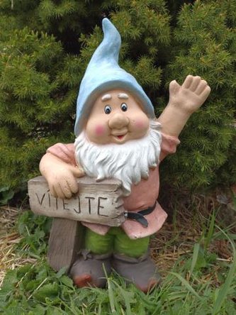 Trpaslík s cedulí "Vítejte" MG