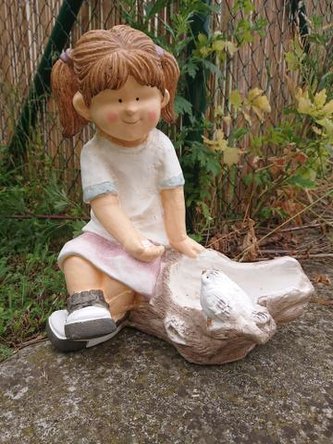 Holčička MG s pítkem