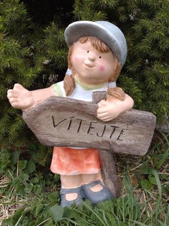 Holčička s cedulí "Vítejte" MG