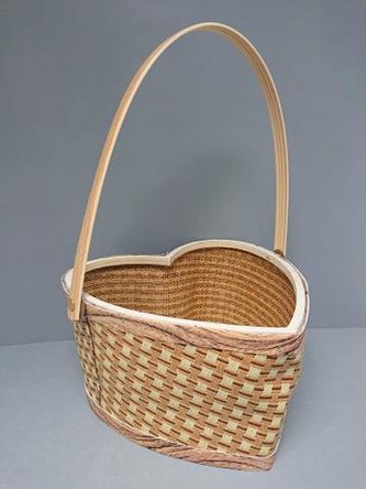 Košík proutěný srdce 37x25cm