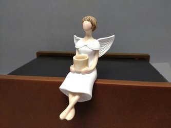 Víla s košíkem sedící střední