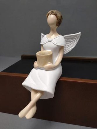 Víla s košíkem sedící velká