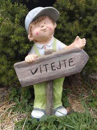 Kluk s cedulí "Vítejte" MG