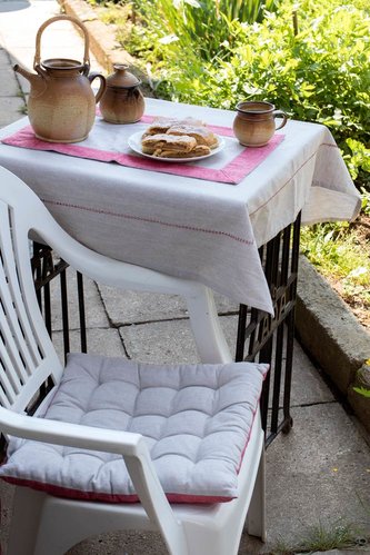 Prošívaný podsedák z recyklované bavlny, 40x40 cm,  béžová + červená