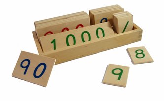 Malé dřevěné karty s čísly 1-3000