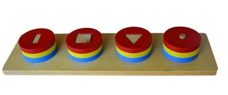 Barevné kruhové cihly s různými tvary uvnitř